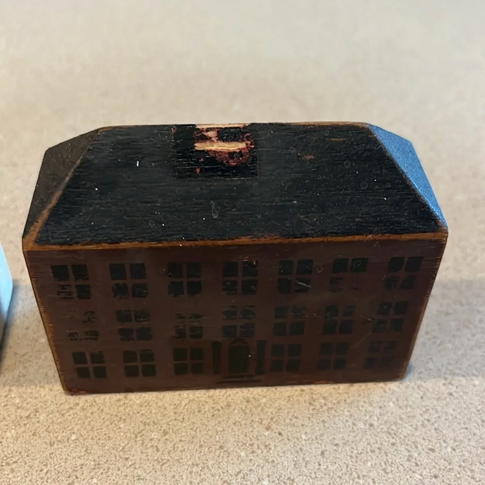 Vintage Wooden Houses - Picture 3 of 4